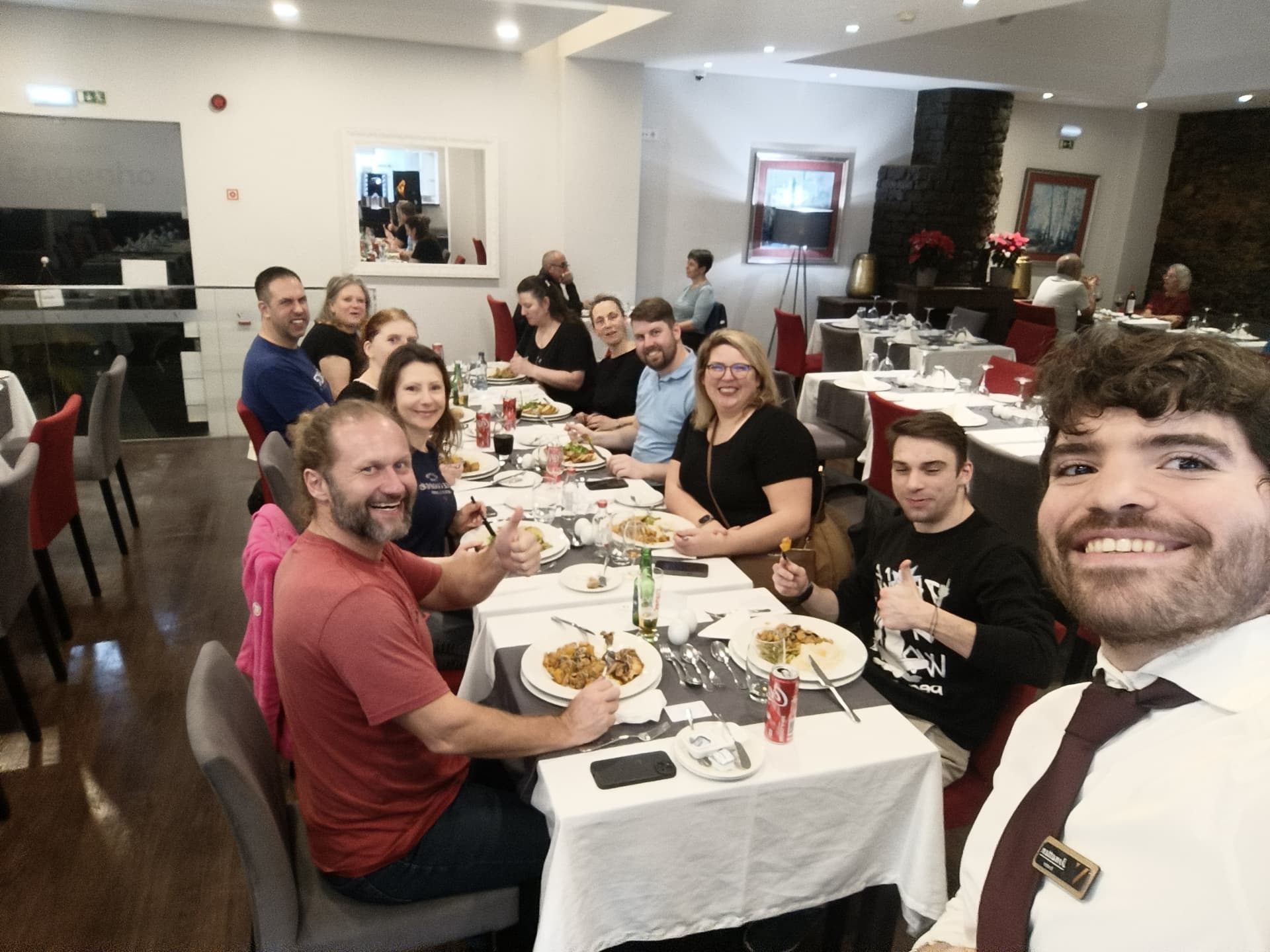 Společná večeře skupiny v restauraci