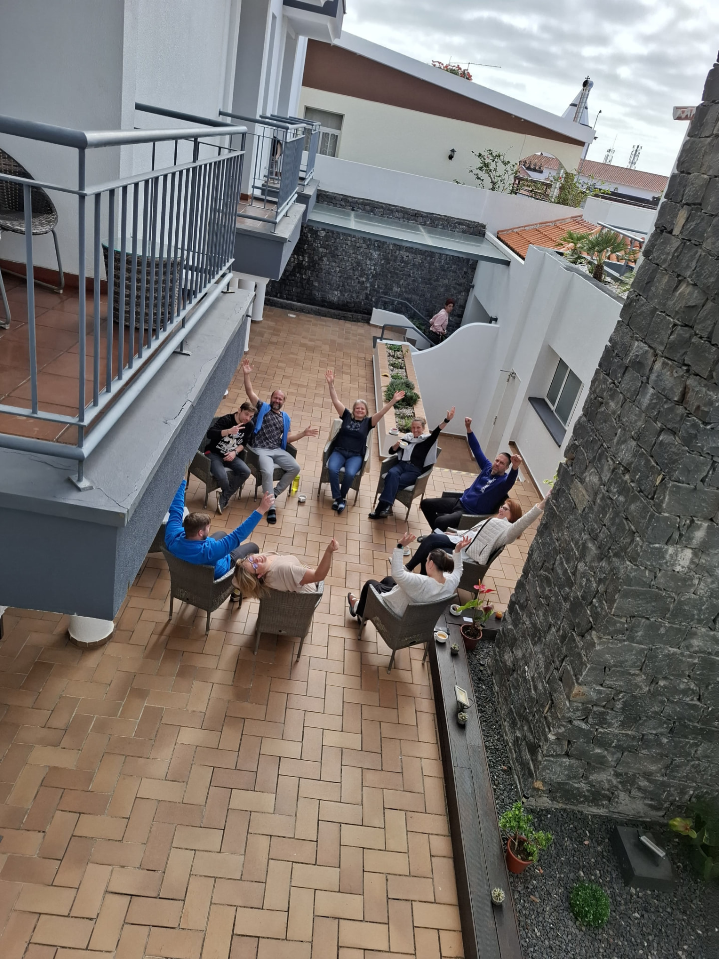 Skupina na terase s rukama nad hlavou